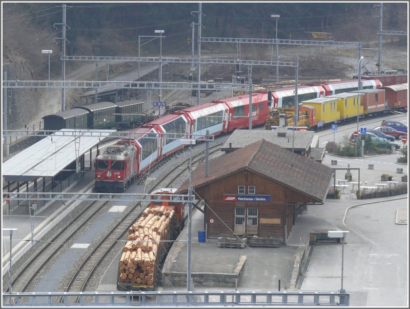 Glacier Express 910 aus Zermatt mit Ge 4/4 II 630 fhrt in Reichenau-Tamins ein. Der Gterzug im Hintergrund fhrt am Schluss drei Dampfzugwagen ins Engadin. (01.04.2008)