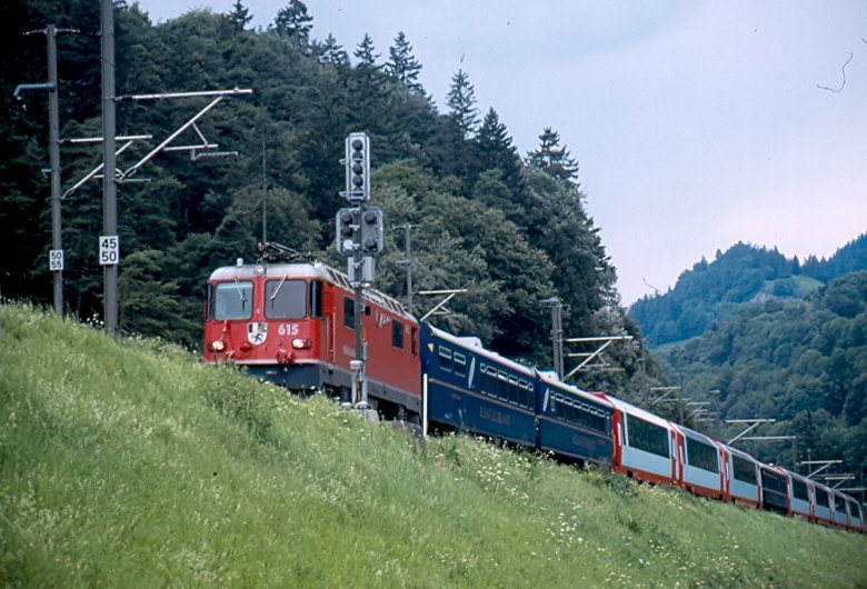 Glacier-Express aus Richtung Zermatt bei der Einfahrt in Reichenau-Tamins. Die Ge 4/4 II 615 ist hier schon gefordert. Im hinteren Teil des Zuges ist als 3. Speisewagen (!!) neben dem Doppelspeisewagen und dem Gourmino auch noch der  normale  Speisewagen zu den neuen Panoramawagen. 