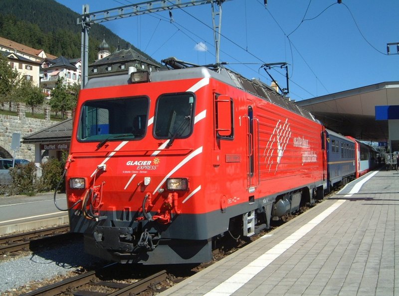 Glacier Express im Bahnhof Disentis, von hier ab bernimmt die
Matterhorn Gotthard Bahn den Zug zur weiterfahrt nach Zermatt.