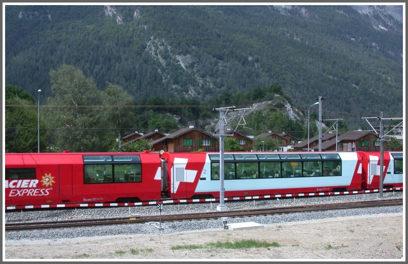 Glacier Express bei einer Einheitsberbauung bei Domat/Ems. (08.06.2007)