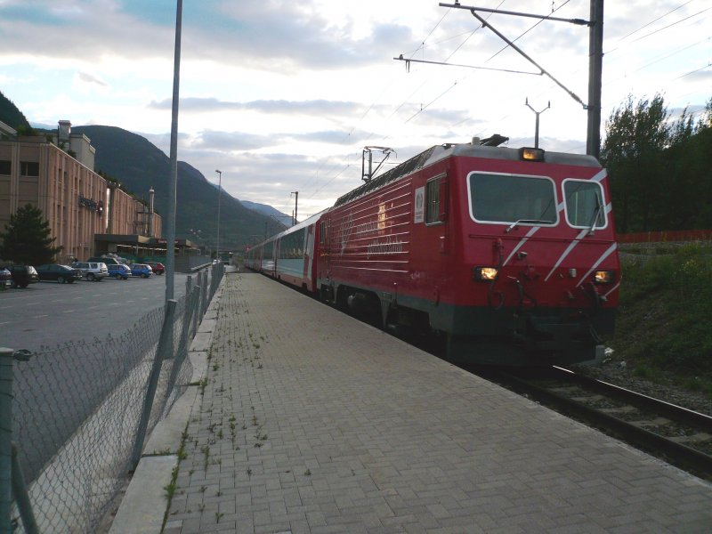 Glacier Express durchfhrt am 17.8.2007 den Haltepunkt Eyholz kurz vor Brig