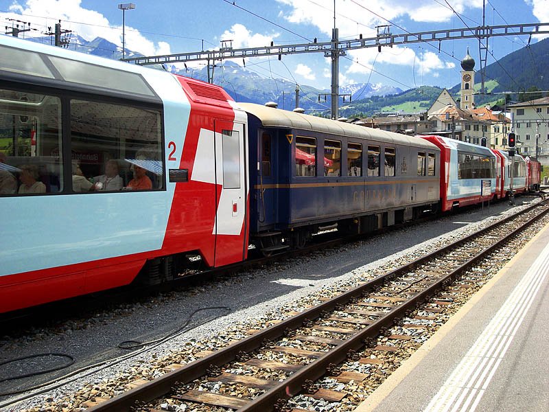 Glacier-Express mit modernem und Oldtimer-Rollmaterial verlsst gerade den Bahnhof Disentis in Richtung Oberalppass, 30. Juni 2008, 12:01
