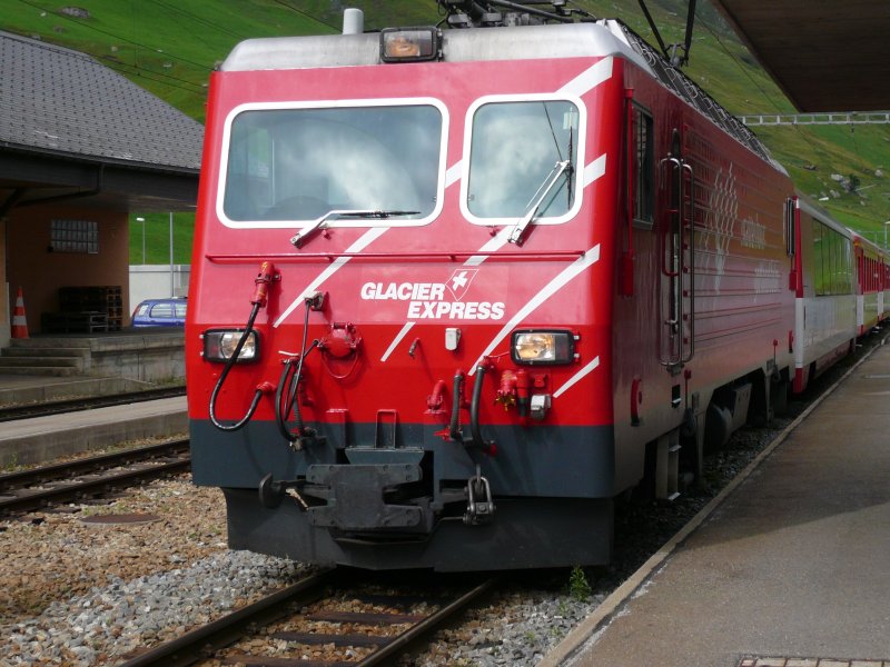 Glacier Express nach Zermatt fhrt am 13.8.2007 durch den Bahnhof Realp