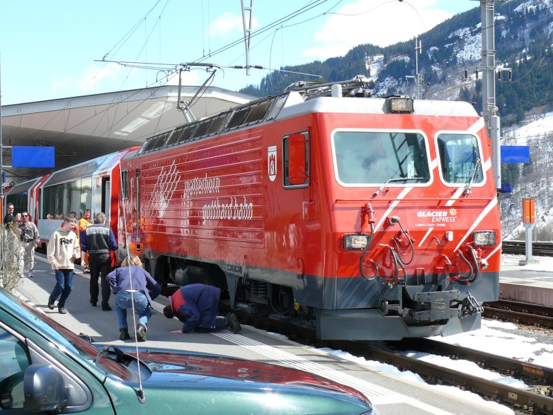 Glacier-Express. Soeben ist im Bhf Disentis eine HGe 4/4 vorgespannt worden, die dank ihrer Zahnradtechnik die Steigungen nach Zermatt problemlos bewltigen kann. Interessierte Eisenbahnfans versuchen, diese Technik nher in Augenschein zu nehmen. Aufgenommen am 29/03/2008.