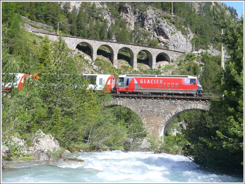 GlacierExpress 903 mit Ge 4/4 III 651  Fideris  oberhalb von Muot.(18.06.2009)