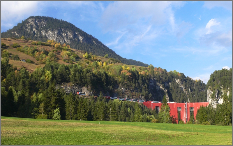 GlacierExpress 906 und 908 erreichen den Landwasserviadukt zwischen Alvaneu und Filisur. (01.10.2009)