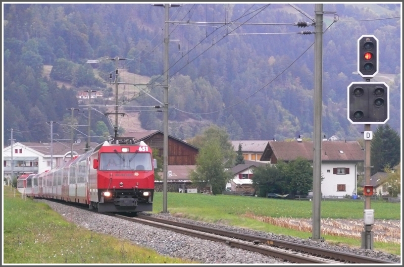 GlacierExpress 906/908 mit Ge 4/4 III 651  Fideris  bei Cazis. (08.10.2009)