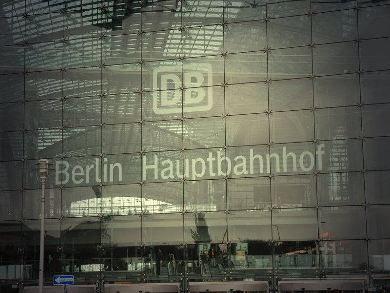 Glasfassade am Eingang Nord des Berliner Hbf.02.06.07