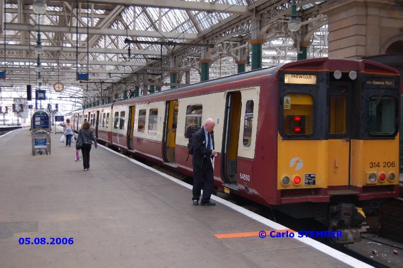 Glasgow Central Nahverkehrszug (Diesel) steht abfahrbereit am Quai