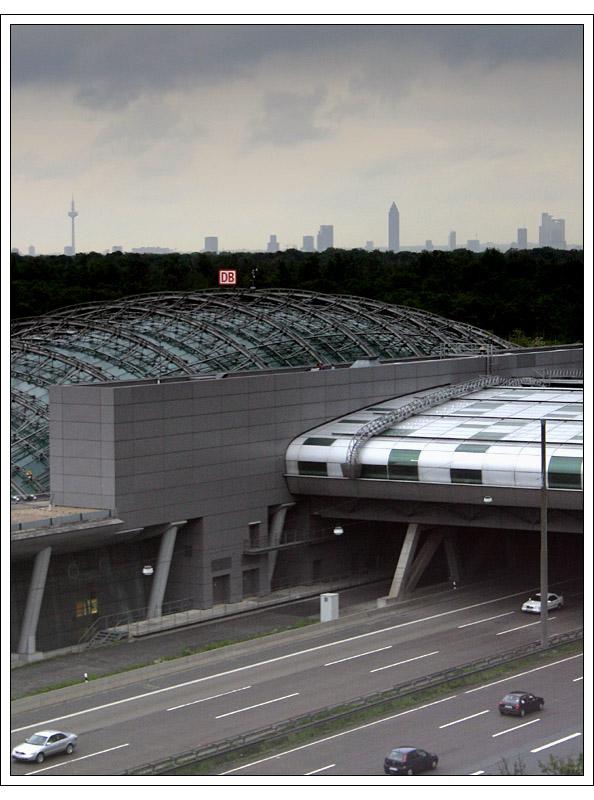 Glaskuppel und Frankfurter Skyline -

Fernbahnhof am Flughafen Frankfurt in Außenansicht. Das Wetter war zum Zeitpunkt der Aufnahme sehr bewölkt aber man muss dennoch versuchen, das Beste daraus zu machen. 

01.06.2006 (M)