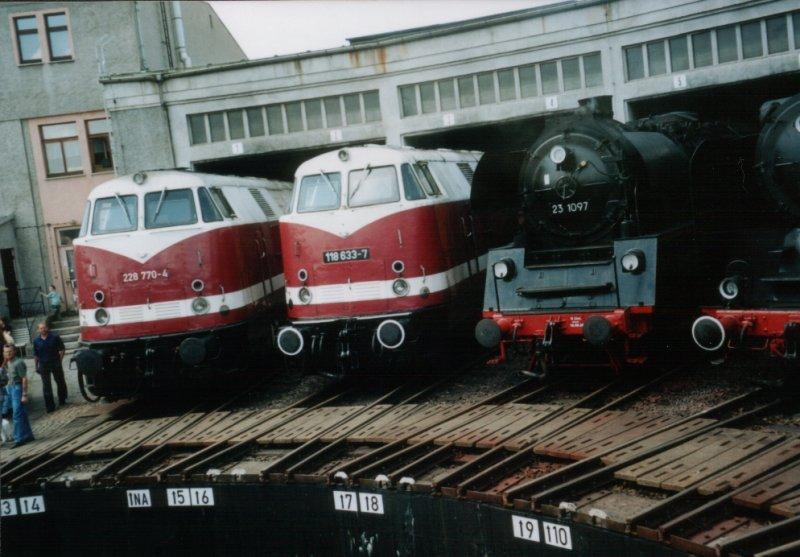 Glauchauer 23 1097 (35 1097)vor ihrem Unfall  zusammen mit 118 663+228 770 im Bw Glauchau