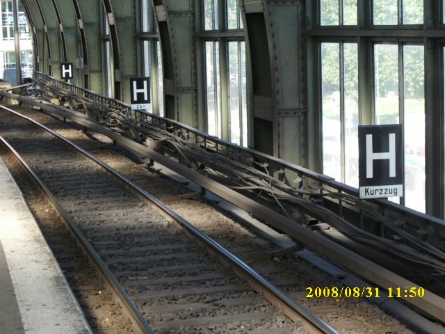 Gleich 3 H-Tafeln fr S-Bahnzge aufgenommen am 31.08.2008 im Berliner Ostbahnhof.