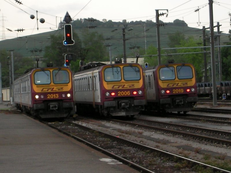 Gleich 3 Triebzge auf einen Streich im Bahnhof von Ettelbrck am 04.05.07 um 17 Uhr. 