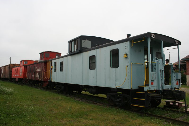 Gleich 3 verschieden Bremserwagen. CN 79274 aus Stahl in blau und die 2 Holz Bremserwagen CPR 437183 und CNR 79095. Smiths Falls 9.8.2009.