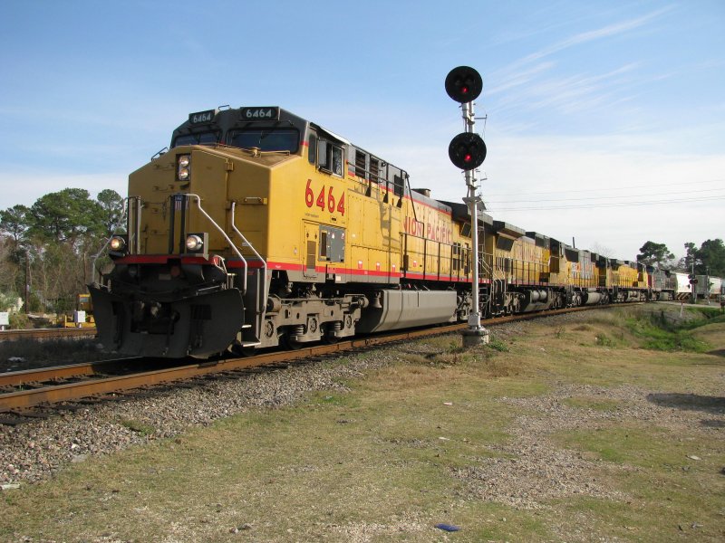 Gleich 5 Union Pacific Loks ziehen diesen langen Gterzug. Die fnfte Lok trgt noch die Southern Pacific Lackierung. Aufgenommen am 17.1.2008 in Spring (bei Houston, Texas).
