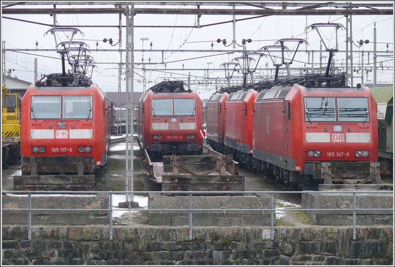Gleich 7 DB 185er stehen abgestellt in Erstfeld. (10.01.2009)