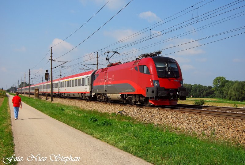 Gleich im Block hinter dem Ex-Pole,ein weiterer Farbtupfer in Form der bestens gepflegten 1116 221-1 mit BB EC 561  Europischer Computer Fhrerschein  Bregenz Hbf. - Wien Westbahnhof im Schlepp,kurz vor seinem Halt in Linz,Pasching (sterreichurlaub 18.08.09)