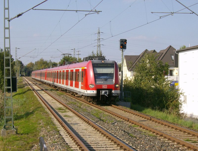 Gleich doppelt selten! Aufgrund der IAA in Frankfurt fuhr die S5 als Langzug von Friedrichsdorf nach Frankfurt! Ebenfalls selten, dass der Zug aufgrund von Dacharbeiten im Bahnhof Oberursel, bei uns in Stierstadt als  Geisterfahrer  auf Gleis 2 einfuhr!