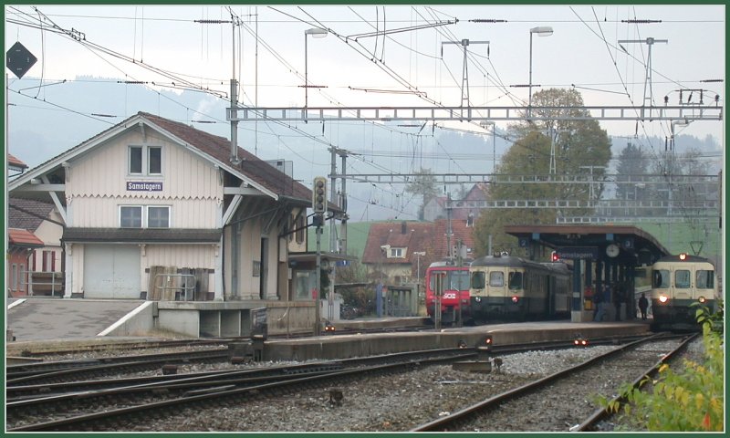 Gleich drei Zge treffen sich neben dem gut erhaltenen Gterschuppen in Samstagern. Hier verzweigt sich die Strecke nach Rapperswil und Wdenswil einerseits und in sdlicher Richtung fhrt sie doppelspurig weiter nach Schindellegi-Feusisberg. Ab dort verluft die SOB Strecke wieder einspurig nach Arth-Goldau, mit einem Abzweiger von Biberbrugg nach Einsiedeln mit seinem berhmten Kloster. (10.11.2006)