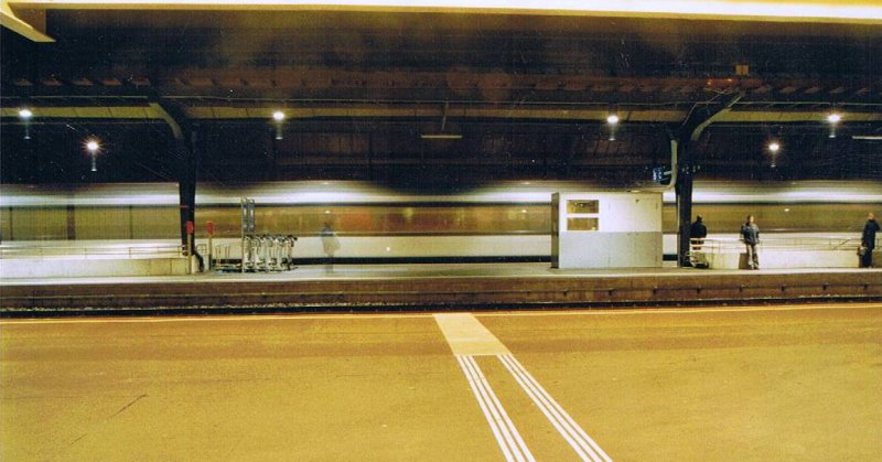 Gleich dreifach historisch ist diese Langzeitbelichtung einer ausfahrenden Mirage im Zrcher HB im Dezember 2004: Schon lngst sind die S-Bahnen vom Gleis 5 verschwunden, und die Mirages haben auch ausgedient. Hier fuhr sie sogar noch im Dienste der S 14 (Zrich HB-Hinwil. Hinweis: Gescanntes Foto.