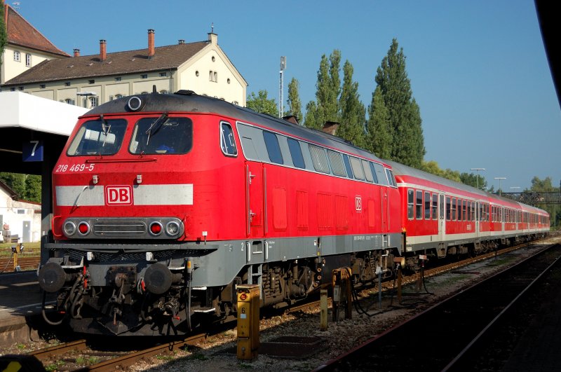 Gleich drckt 218 469-5 ihre Regionalbahn aus dem Bahnhof von Lindau. (30.08.08)