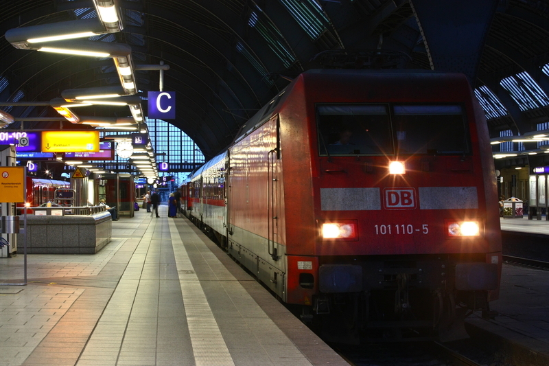 Gleich fährt 101 115 mit ihrem CNL richtung Norden aus. Aufgenommen am 25.08.09 im Karlsruher Hauptbahnhof.