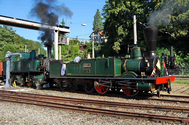 Gleich geht es auf die letzte Fahrt des Wochenendes in Koblenz, Ec 2/5 No. 28  Genf  und Ed 2x2/2 No. 196. Allerdings muss noch die Rangierfahrt (im Hintergrund) abgewartet werden.