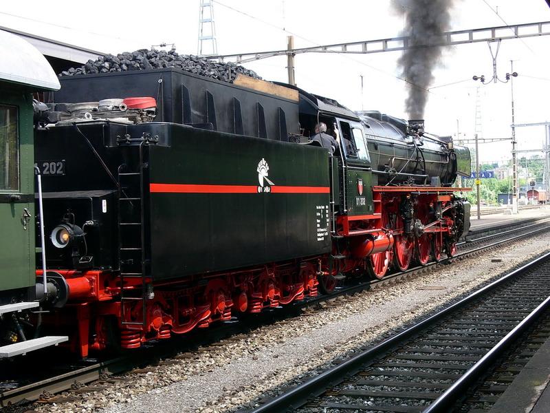 Gleich geht die Fahrt mit der 01 202 der Ulmer Eisenbahnfreunde nach Chur/Graubnden weiter. Bhf.STEIN Sckingen Aargau am 03.06.2006