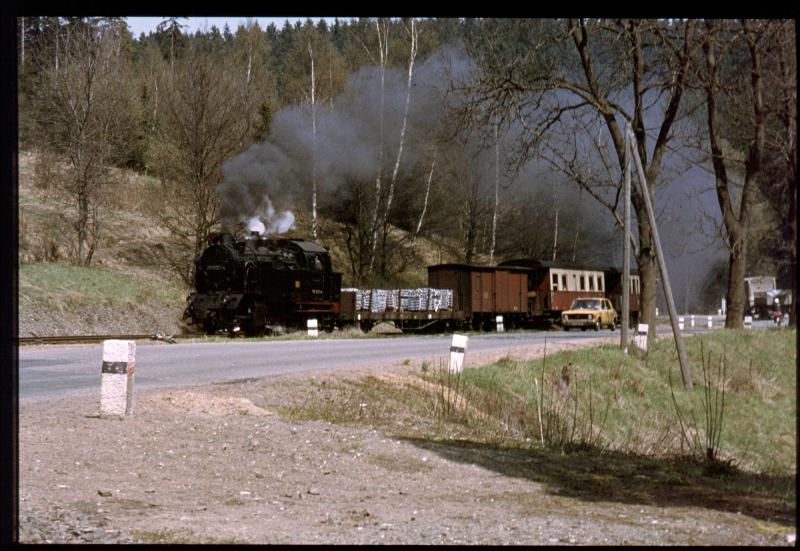 Gleich hat der GmP die Stra�enkreuzung vor Harzgerode erreicht 