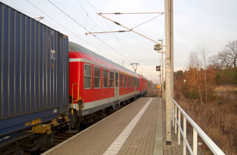 Gleich hinter der Zuglok 185 212 war am 28.11.08 ein Nahverkehrswagen eingereiht. Fotografiert bei der Durchfahrt in Burgkemnitz.
