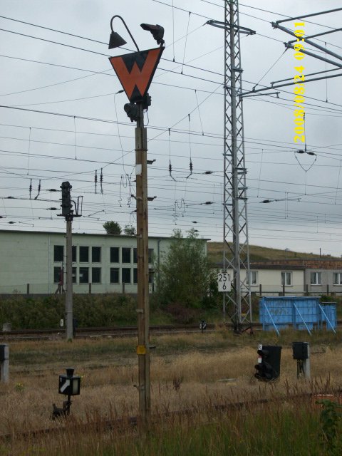 Gleich mehrere Signale sind auf dem Bild zuerkennen ! Wartesignal,Weichensignale,Lichtausfahrsignal  E  und ein Zwergsignal  K .Alle stehen und werden vom Weichenwrter auch noch genutzt auf dem Bahnhof Bergen/Rgen.