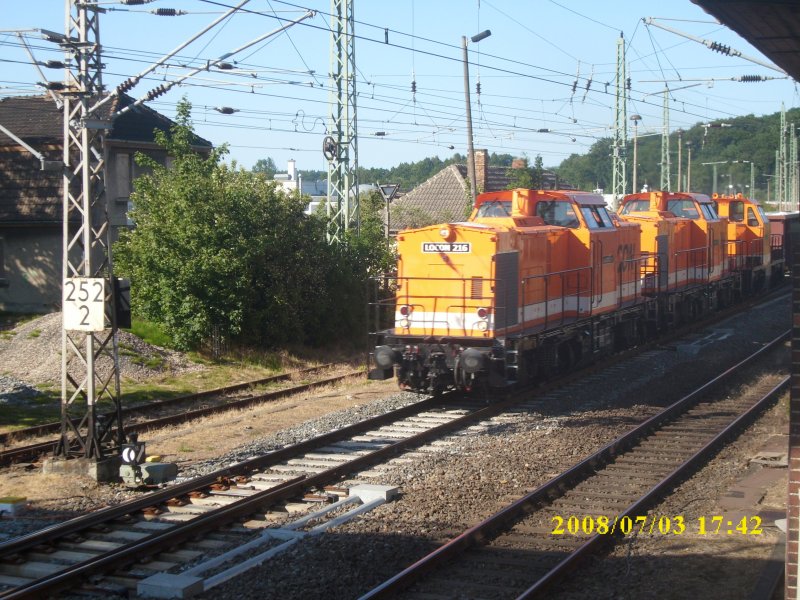 Gleich mit 3 Loks von LOCON wird dieser Kreidezug gezogen.Lok 216,215 und 213 fahren am 03.07.2007 am ehmaligen Kleinbahnhof von Bergen/Rgen vorbei und in den Bahnhof von Bergen/Rgen ein.