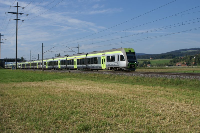 Gleich mit vier Ltschbergern, oder besser gesagt, mit drei Ltschbergern und einer Ltschbergerin am Ende des Zuges, wurde der RE 3177, der am 5.8.09 von Wichtrach Richtung Kiesen fhrt, gefhrt.