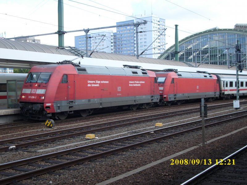Gleich mit zwei 101 ist am 13.09.2008 der IC 142 nach Amsterdam bespannt.101 036 und 101 071 stehen in Berlin Ostbahnhof.