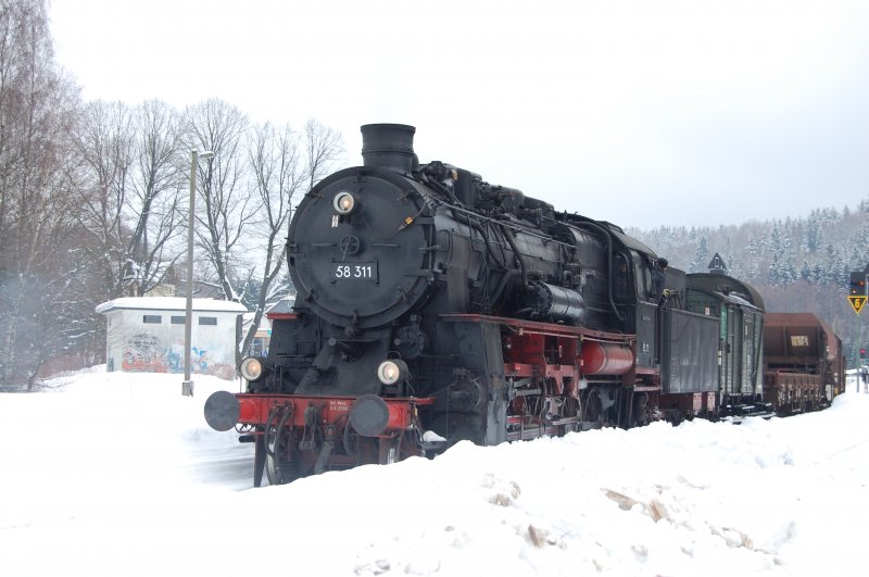gleich schiebt sie ihre Fuhre wieder zurck, die 58 311. Zella Mehlis am 21.02.09