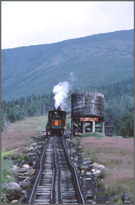Gleich unterhalb der Waumbek siding befindet sich auf einer Meereshhe von 3800feet der Waumbek Tank, wo Nr 3  Agiocochook  Wasser fasst. (Archiv 02.08.1998)