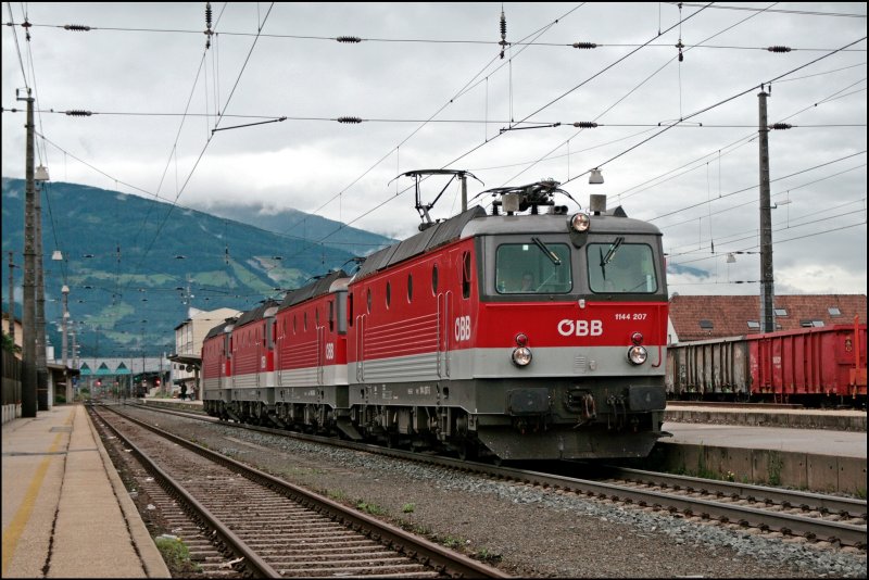 Gleich Vier Schnheiten aufeinmal: Die sehr saubere Innsbrucker 1144 207 (9181 1144 207-8) schleppt zwei weitere 1144er und die Innsbrucker 1144 217 am Zugschluss, durch den Bahnhof Schwaz nach Wrgl. (07.07.2008)
