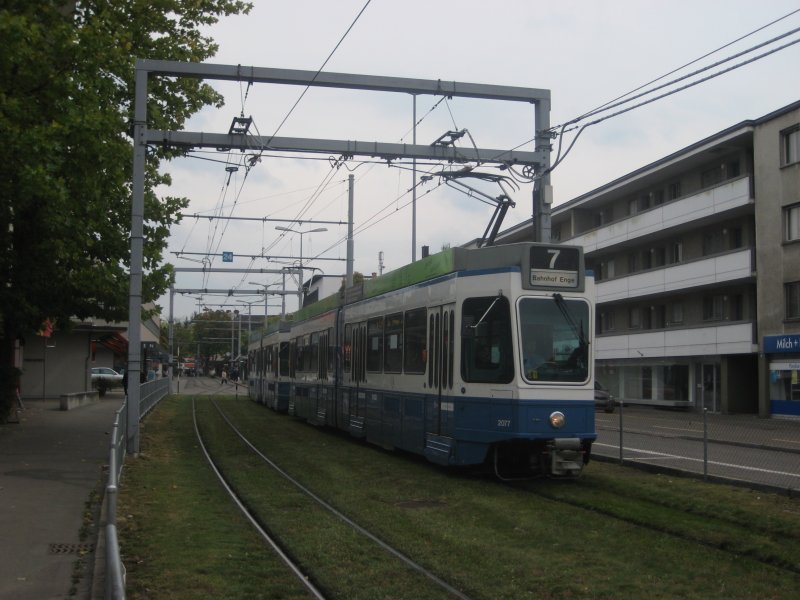 Gleich wird der Be 4/6 2077 in den Tramtunnel zum Milchbuck einfahren. (30.September 2008)