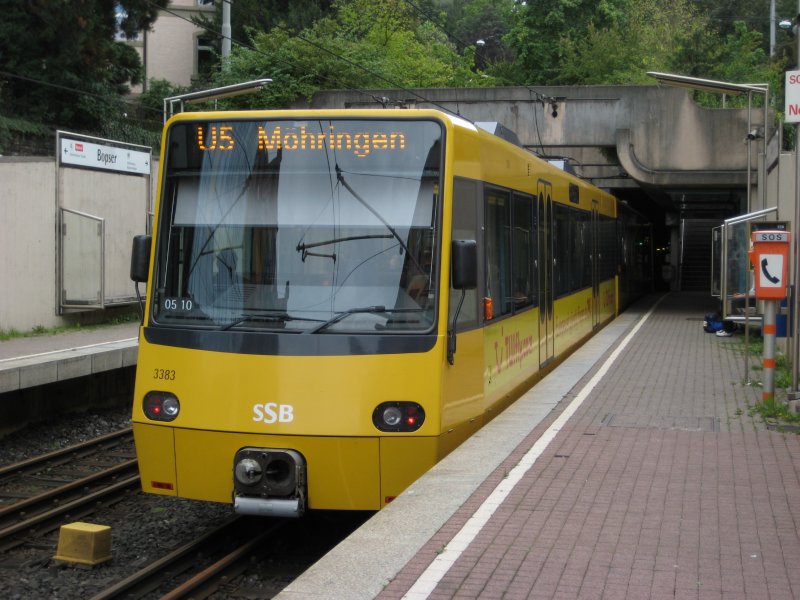 Gleich wird der DT 8.11 3383/3384 als U6 beim Bopser in den Tunnel Richtung Weinsteige einfahren.
