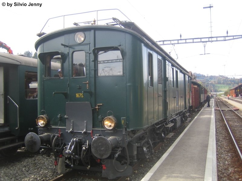 Gleich wird sich der De 4/4 1679 am 12.10.08 in Bauma als Extrazug 33353 auf die grosse Bachtelrundfahrt bereit machen.