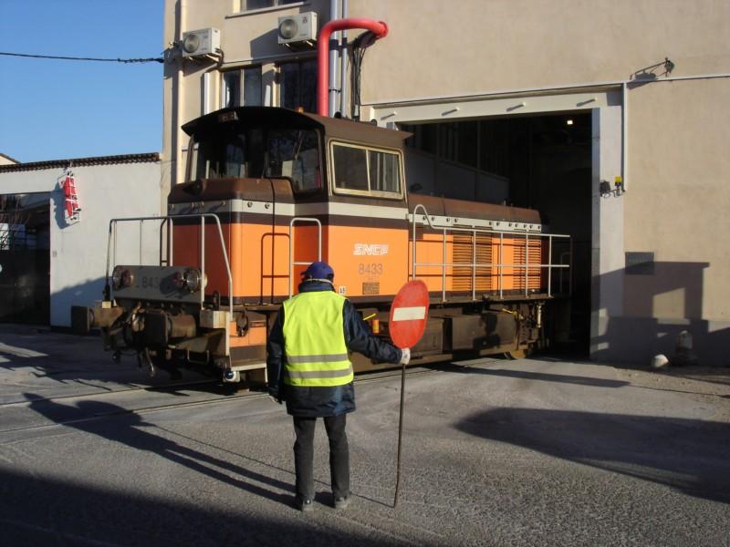 Gleich wird die Y 8400 in den Fabrikhallen verschwinden. La Y 8400 disparatra tout de suite dans le hall d'usine.