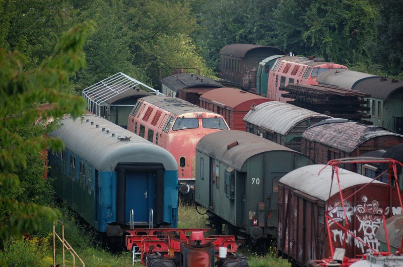 Gleich zwei ex V200 (BR 220) und keine  Italienheimkehrer  findet man auf diesem Bild. Die Gesellschaft zur Erhaltung von Schienenfahrzeugen e.V. in Kornwestheim hat es sich zur Aufgabe gemacht, historische Exponate in den Zustand der Indienststellung zurckzu versetzen . Meist gelingt das nur uerlich oder rollfhig... aber sie bleiben der Nachwelt erhalten. Die Dampfspeicherlok entdeckt? (Stand 17. August 2008).