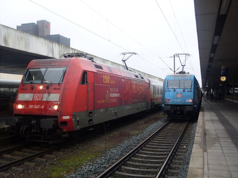Gleich zwei der fnf Werbeloks am 21.02.2009 Hannover HBF wollten auf ein Bild 

links 101-047-1 mit Werbung fr 150 Jahre deutscher Feuerwehrverband

rechts 101-016-4 mit Werbung fr 60 Jahre Unnicef

