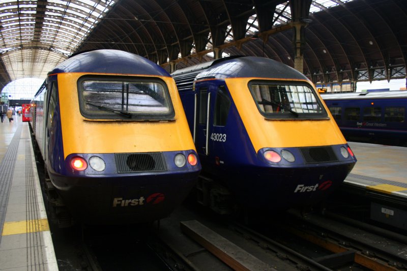 Gleich zwei HST von First Great Western warten am 9.10.2009 auf Gleis 1 und 2 in London Paddington auf Abfahrten in Richtung Exeter-Plymouth und Bristol-Cardiff.