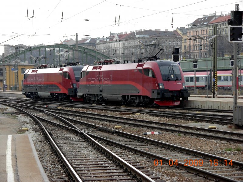 Gleich zwei Serien-Railjets waren am 1.4.2009 aneinandergehngt auf dem Westbahnhof zu sehen; rechts 1116 219-5, links 1116 212-0. Die Fahrzeuge sind offenbar erst seit wenigen Tagen in Dienst, der charakteristische Schriftzug  Spirit of ....  fehlt bei beiden.