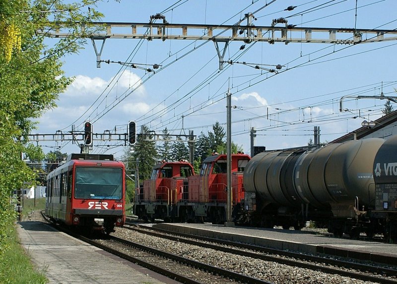 Gleich zwei Zge verlassen den SBB CFF Cargo Bahnhof Vernier- Meyrin: ein ohne Halt durchfahrender Bem 550 nach Genve und ein Kerosinzug mit zwei Am 841 in Doppeltraktion. 
1. Mai 2009