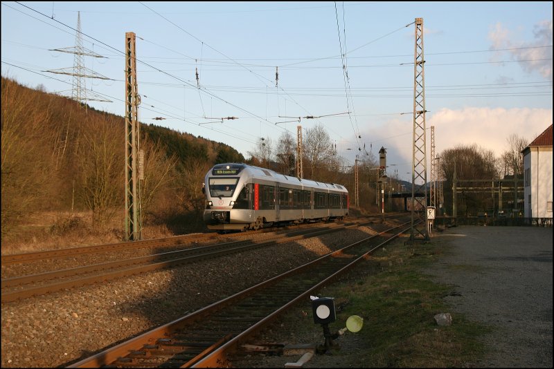 Gleiche Stelle nur am Abend: ET23004 beschleunigt als ABR99623, (RE16  Ruhr-Sieg-Express ) nach Essen Hauptbahnhof, aus dem Bahnhof Plettenberg. (03.03.2008)
