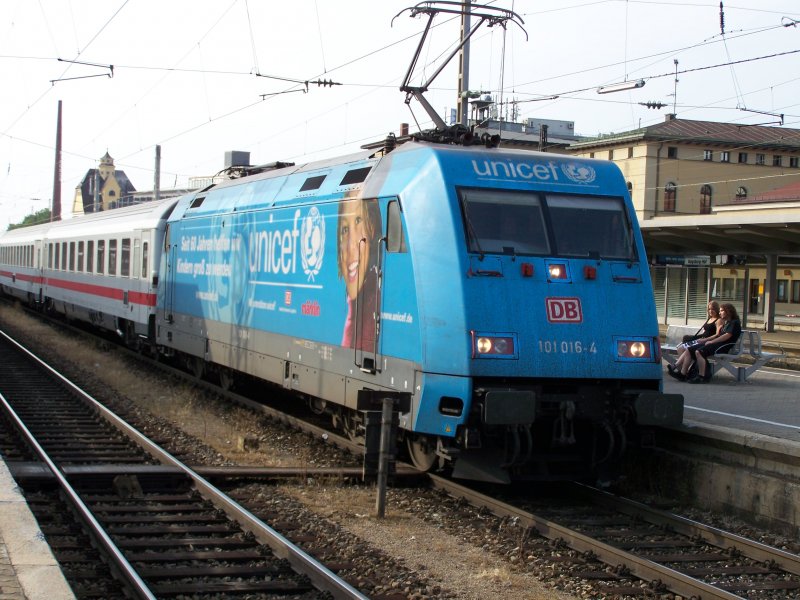 Gleicher Tag, gleiche Lok, aber ein anderer Ort. 101 016 Unicef hier mit EC 67 nach Mnchen beim planmigen Halt in Augsburg Hbf am 09.06.2007