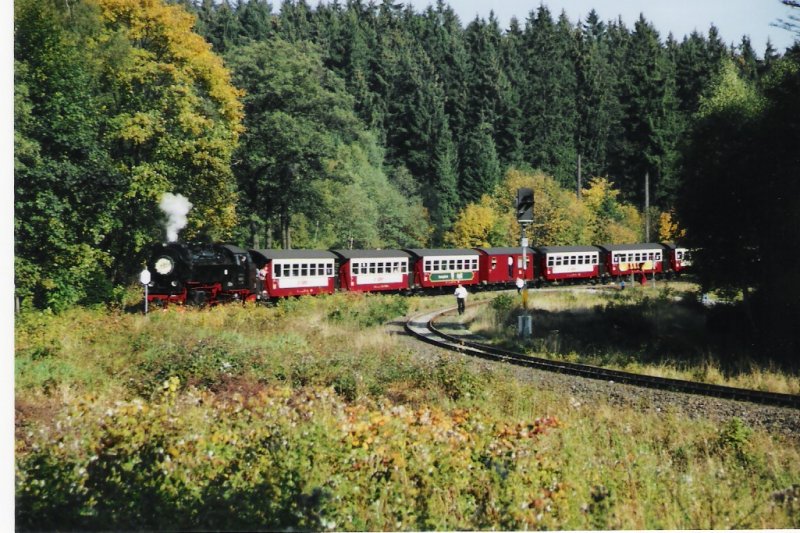 Gleicher Tag, gleiche Stelle wie bei den anderen beiden Bildern.
Doch hier ist es Der Selktal Express von Gernrode zum Brocken mit der Zuglok 99 7235.