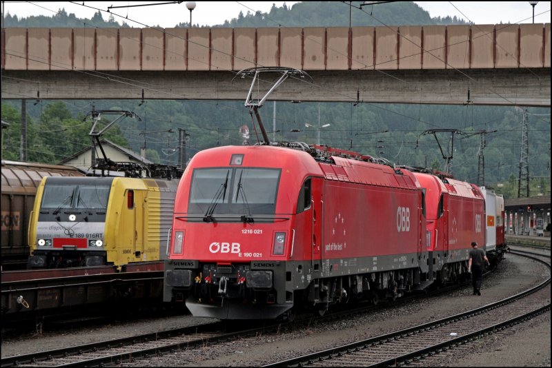 Gleiches Innenleben und gleicher Hersteller aber unterschiedlicher Kasten: Die Innsbrucker 1216 021 (E190 021) (9181 1216 021-6) und 1216 001 (9181 1216 001-8) haben sich vor einem Kombizug gesetzt und werden ihn zum Brenner bringen. Tehoretisch knnten die Loks den Zug jetzt bis Verona schleppen... Auf dem Seitengleis wartet E189 916RT mit einem Schiebewandwagenzug ebenfalls auf die Weiterfahrt zum Brenner. (07.07.2008)
